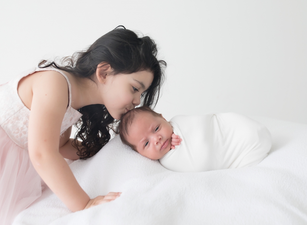 Infant and big sister in photo session by TGP